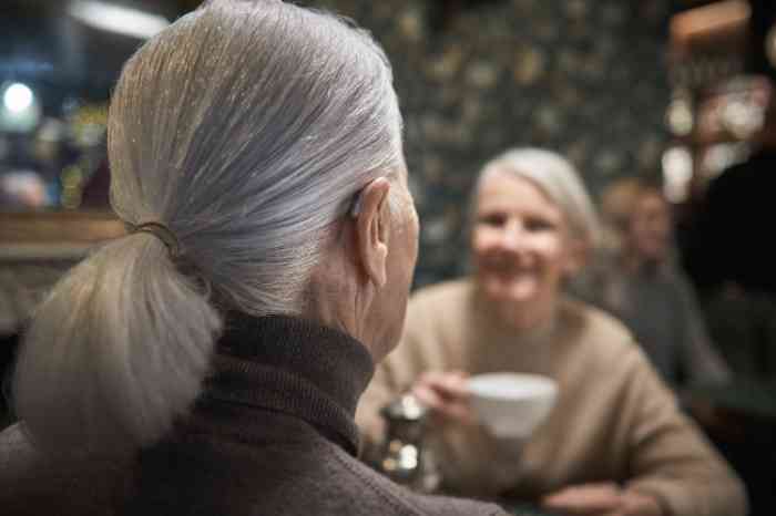 Mujeres hablando de otitis con una taza de cafe