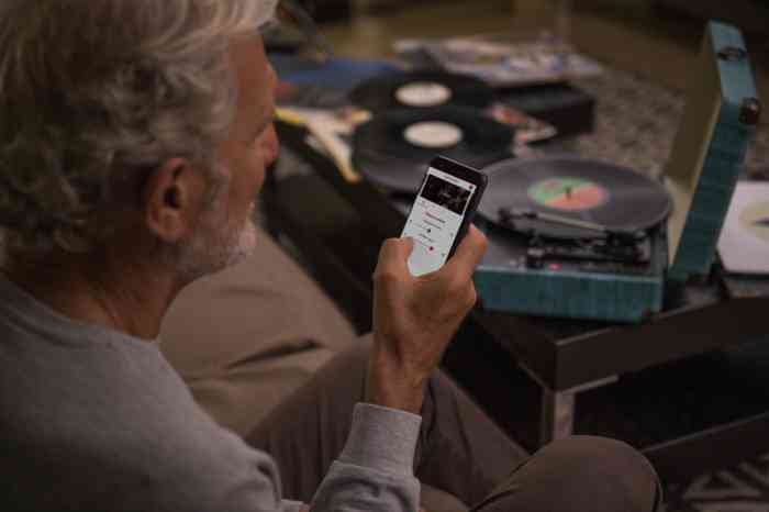 Uomo di mezza età utilizza Amplifon app sul cellulare