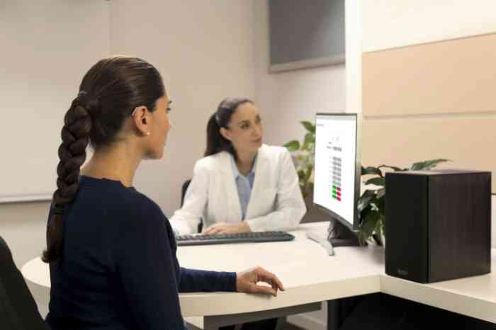 Una mujer con audífono retroauricular durante una prueba auditiva