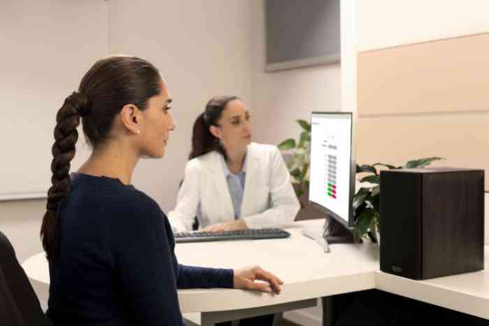 Una mujer prueba un audífono auricular en el canal en un centro auditivo Gaes