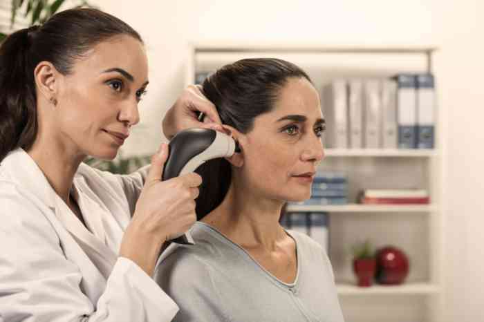 Una mujer durante una revisión auditiva con su audioprotesista