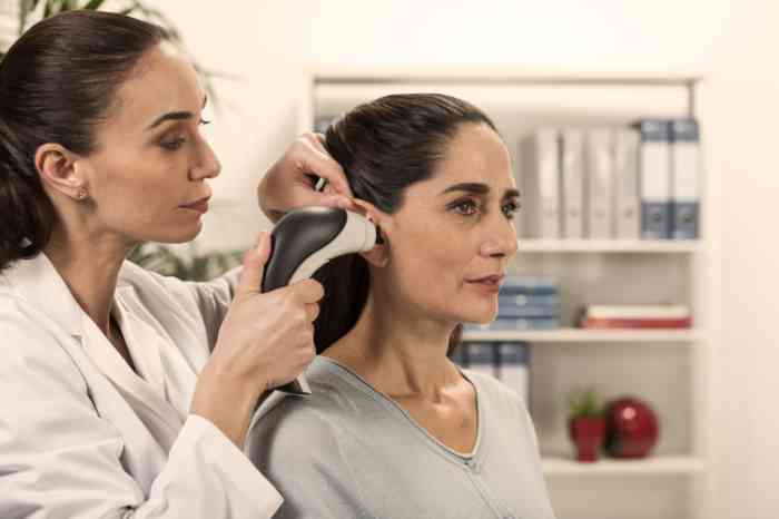 Mujer y audioprotesista durante una prueba auditiva