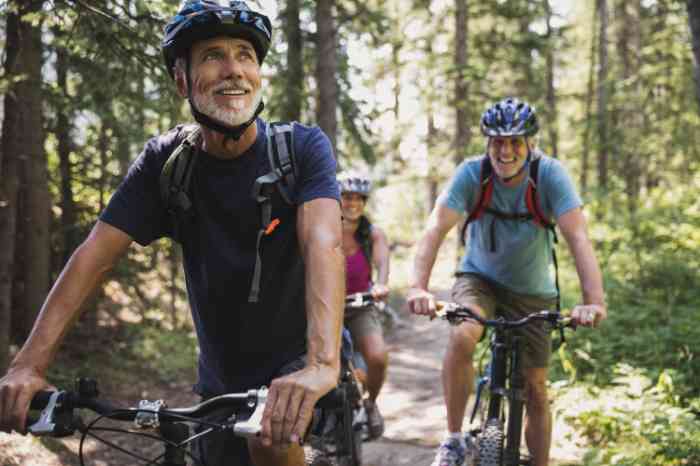 Tres amigos en bicicleta en un bosque