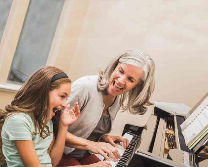 Abuela y nieta lo pasan bien suenando un teclado 
