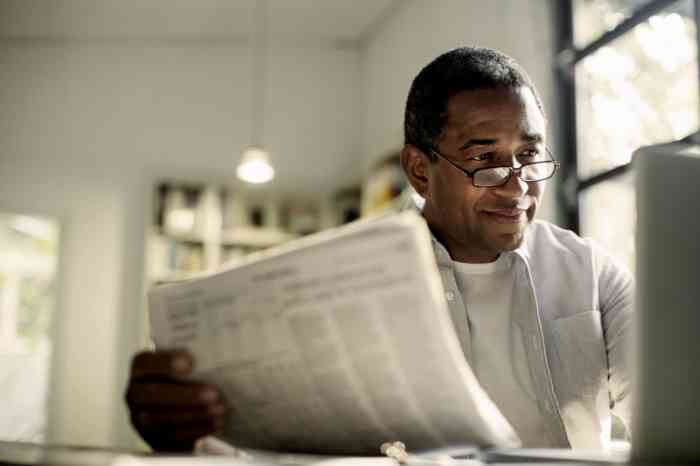 Un hombre desayuna leyendo el periódico