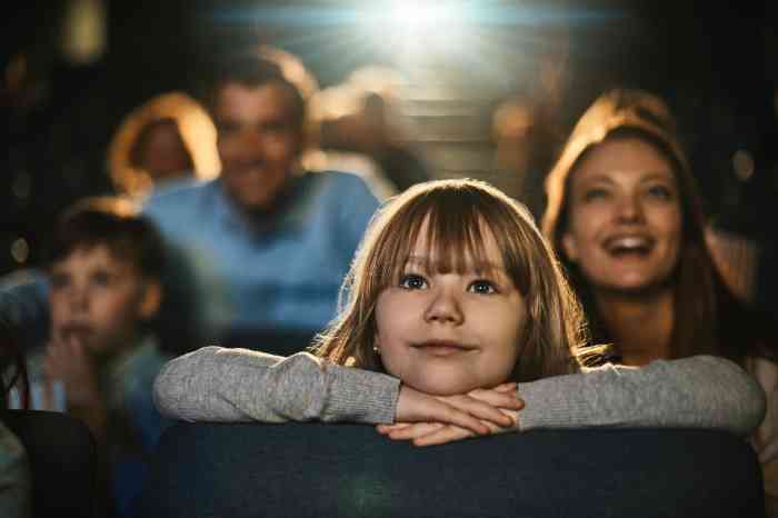 Una niña mirando una película 