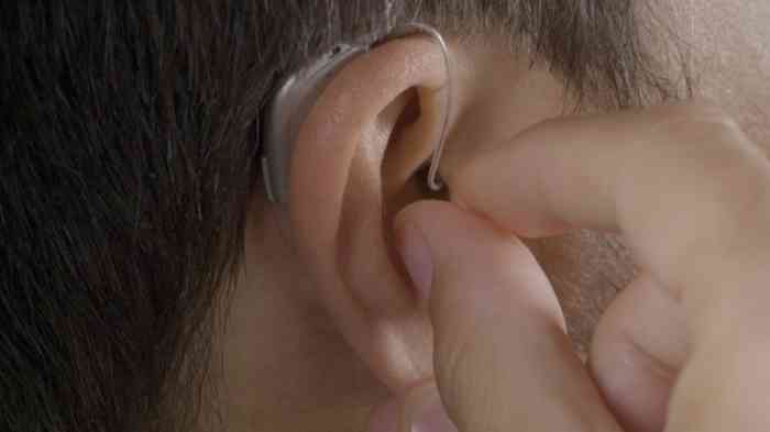 Detalle del oído de un hombre con audífono RIC